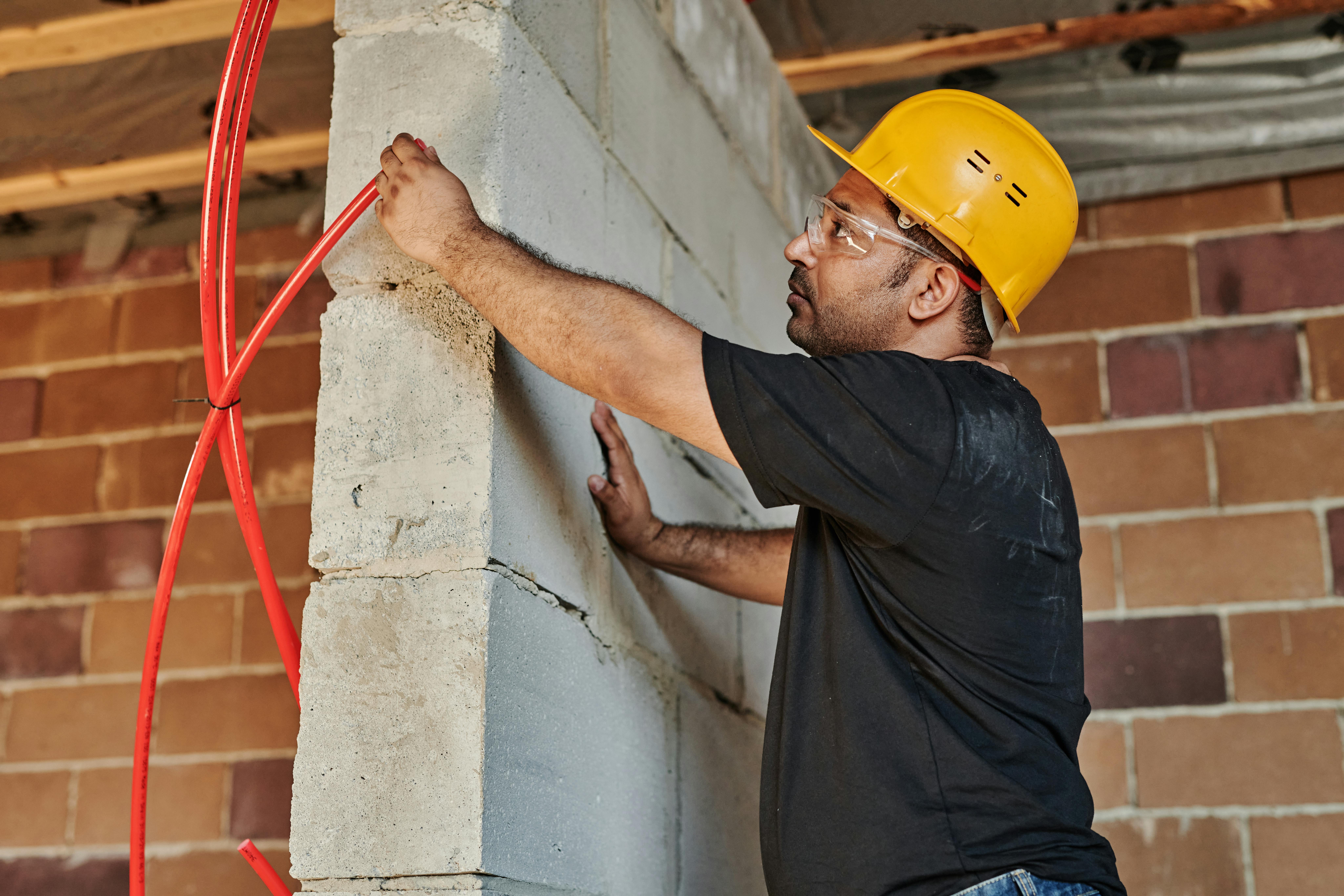 Trabajo de construcción en columna de acero y concreto
